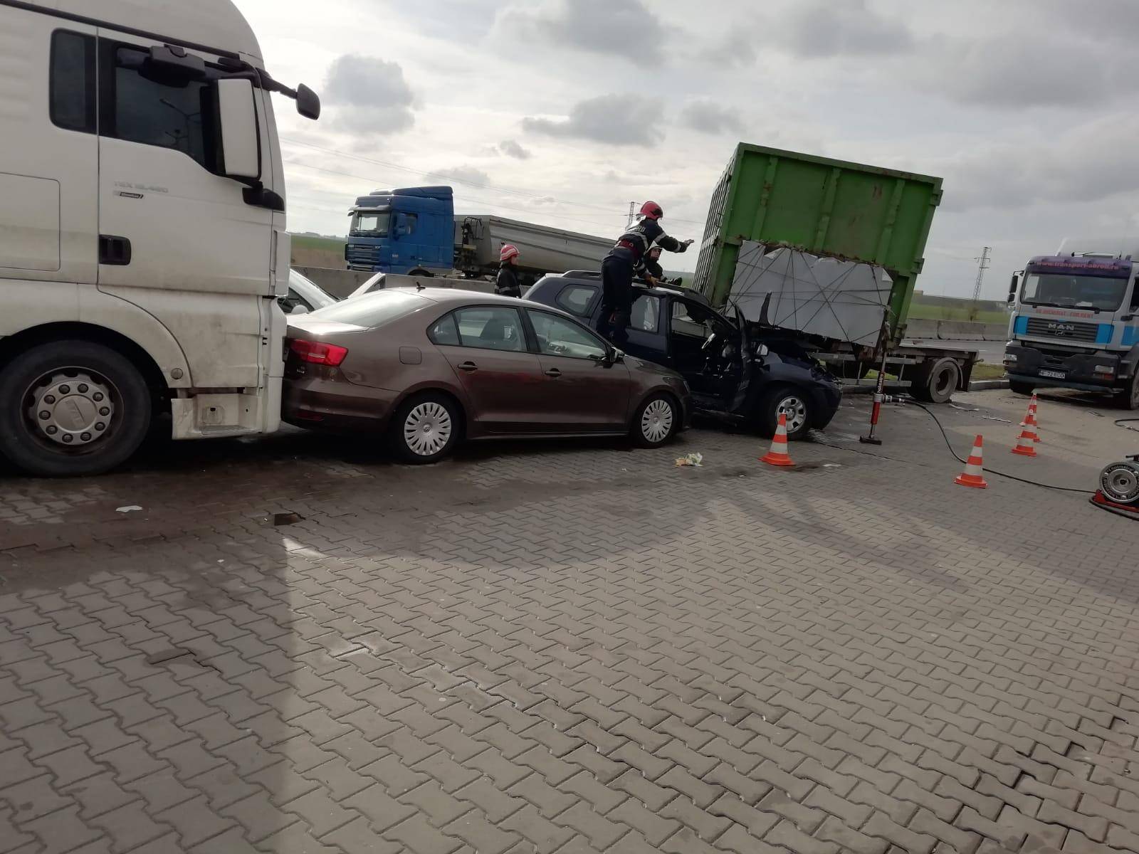 Remorcă scăpată razna pe DN1, a mototolit maşinile din benzinăria Petrom