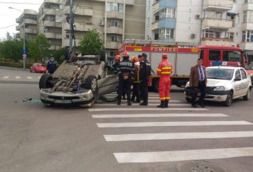 Cu băutura în nas, şi-a dat maşina peste cap în Piaţa Anton