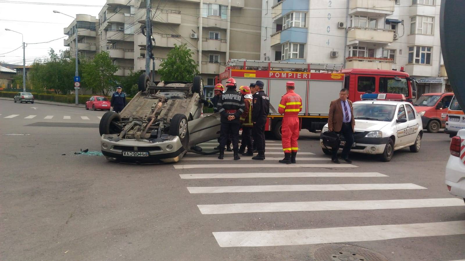 Cu băutura în nas, şi-a dat maşina peste cap în Piaţa Anton Cu băutura în nas, şi-a dat maşina peste cap în Piaţa Anton