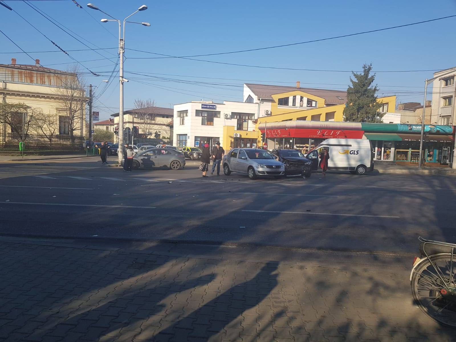 Trei autoturisme au intrat în coliziune lângă Poșta Centrală Trei autoturisme au intrat în coliziune lângă Poșta Centrală