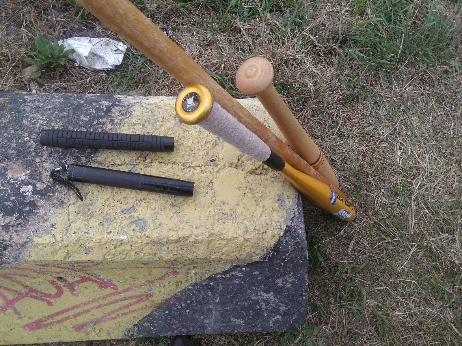 Poliţiştii prahoveni au confiscat un arsenal de arme albe de la fanii lui “Poli” (Update)