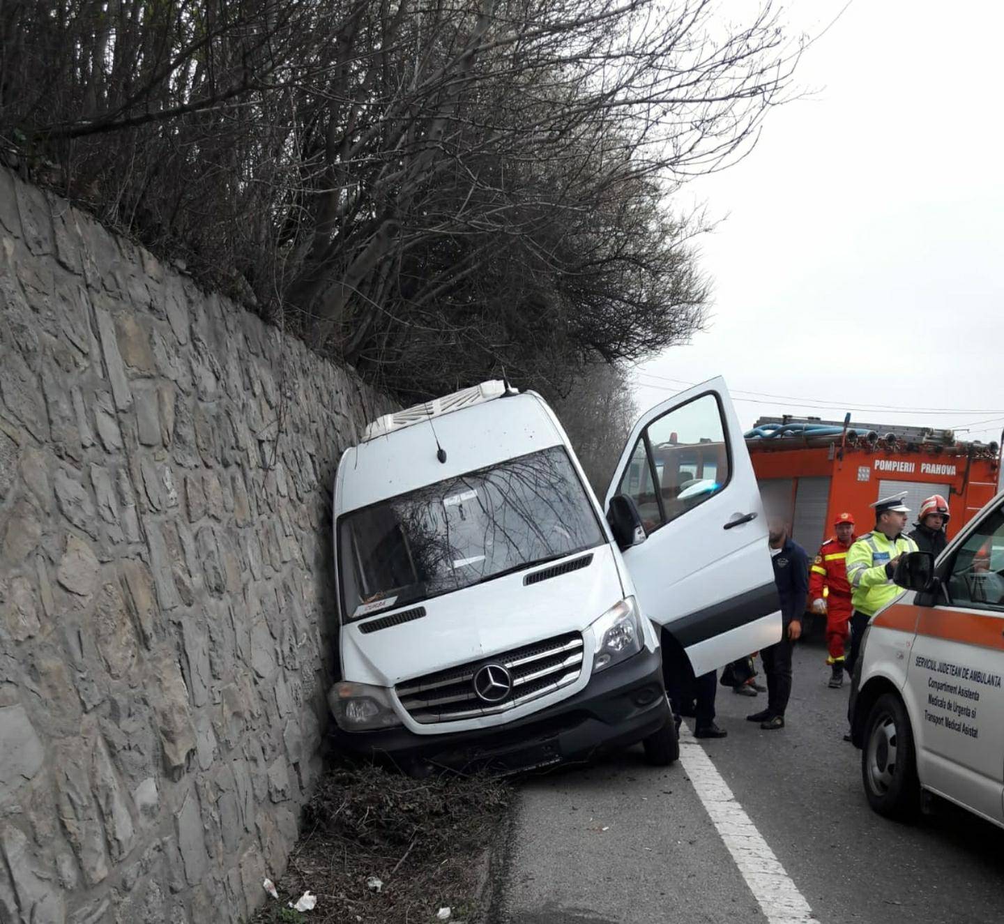 Un microbuz plin de oameni s-a izbit de parapet la Nistoreşti Un microbuz plin de oameni s-a izbit de parapet la Nistoreşti