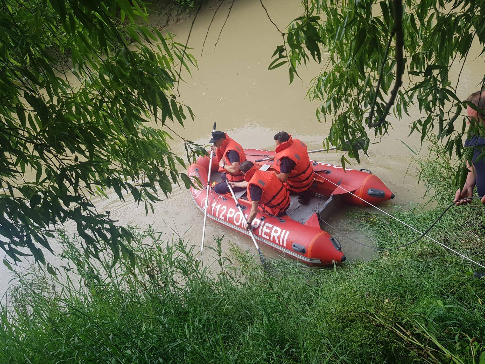 Scafandrii USISU, aduşi la căutarea bărbatului dispărut în râul Ialomiţa Scafandrii USISU, aduşi la căutarea bărbatului dispărut în râul Ialomiţa