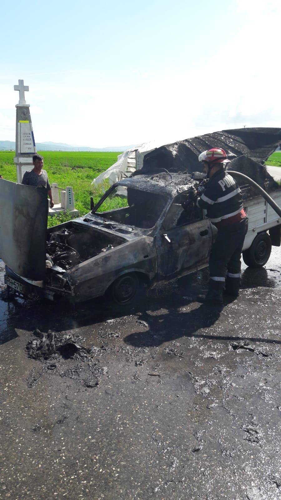 Maşină făcută scrum pe marginea drumului Maşină făcută scrum pe marginea drumului