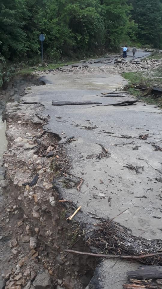 Doi copii, luaţi de viitură pe răul Proviţa. Unul, salvat de un pompier Doi copii, luaţi de viitură pe răul Proviţa. Unul, salvat de un pompier