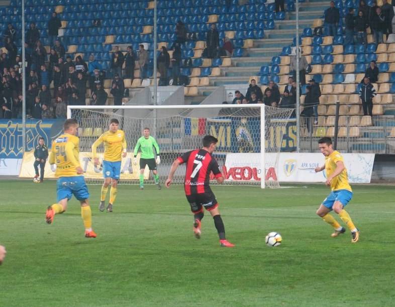 Astăzi, pe “Dan Păltinișanu”, al treilea succes consecutiv dintr-o serie de șase la rând, necesară, începută la Farul? Petrolul, cu doi juniori contra lui “Ripi”! Astăzi, pe “Dan Păltinișanu”, al treilea succes consecutiv dintr-o serie de șase la rând, necesară, începută la Farul? Petrolul, cu doi juniori contra lui “Ripi”!