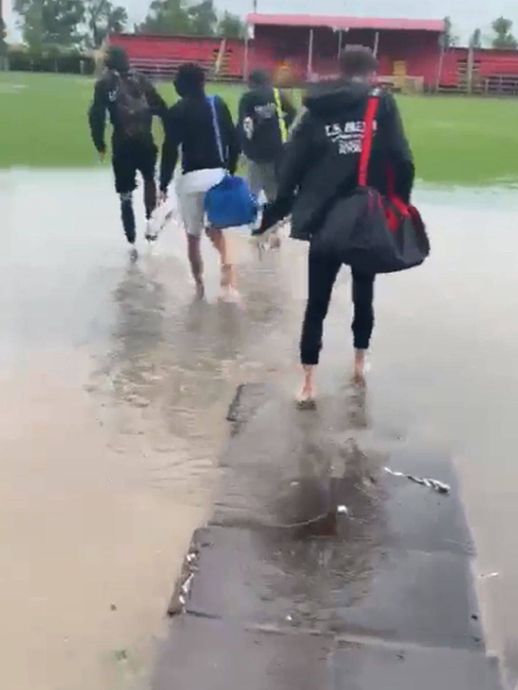 Revărsarea diluviană de vineri a afectat și terenurile de fotbal din Prahova. Derbi de juniori B1, nedisputat din cauza inundației. “Ilie Oană” rezistă! Revărsarea diluviană de vineri a afectat și terenurile de fotbal din Prahova. Derbi de juniori B1, nedisputat din cauza inundației. “Ilie Oană” rezistă!