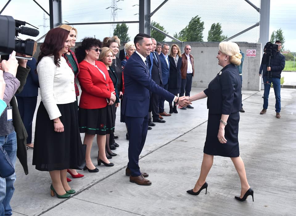 Viorica Dăncilă, vizită în Prahova pentru finalizarea proiectului „Sistem de Management Integrat al Deșeurilor” (video – declaraţia completă a premierului, la Ploieşti) Viorica Dăncilă, vizită în Prahova pentru finalizarea proiectului „Sistem de Management Integrat al Deșeurilor” (video – declaraţia completă a premierului, la Ploieşti)