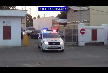 Puşti, pistoale, topoare găsite după percheziţii ale poliţiei la două familii aflate în conflict