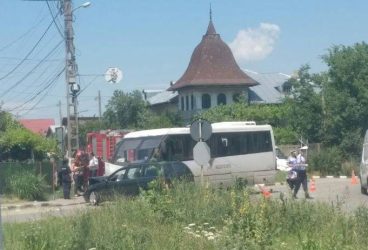Accident la Floreşti: un  autobuz cu călători şi un autoturism s-au ciocnit