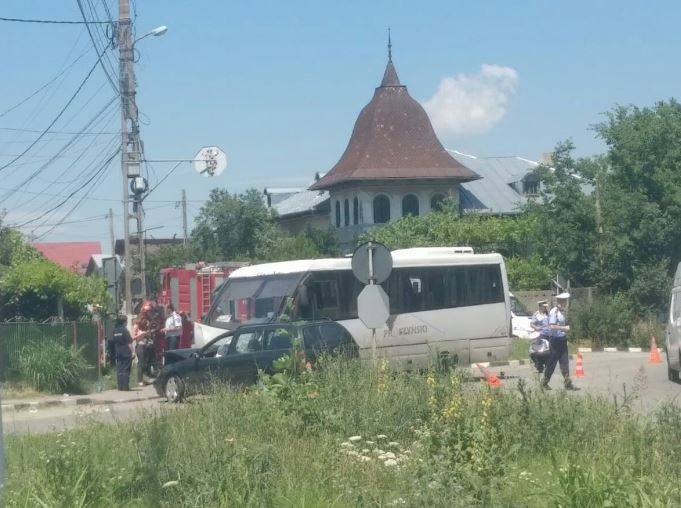 Accident la Floreşti: un autobuz cu călători şi un autoturism s-au ciocnit Accident la Floreşti: un autobuz cu călători şi un autoturism s-au ciocnit