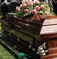 Un şofer beat mangă a intrat cu maşina într-un cortegiu funerar Un şofer beat mangă a intrat cu maşina într-un cortegiu funerar