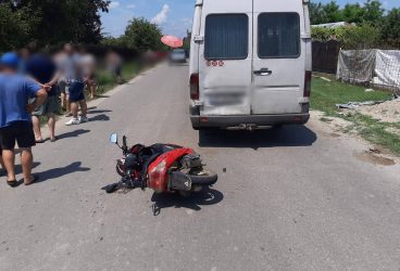 Un scuter cu doi copii pasageri s-a buşit de un microbuz