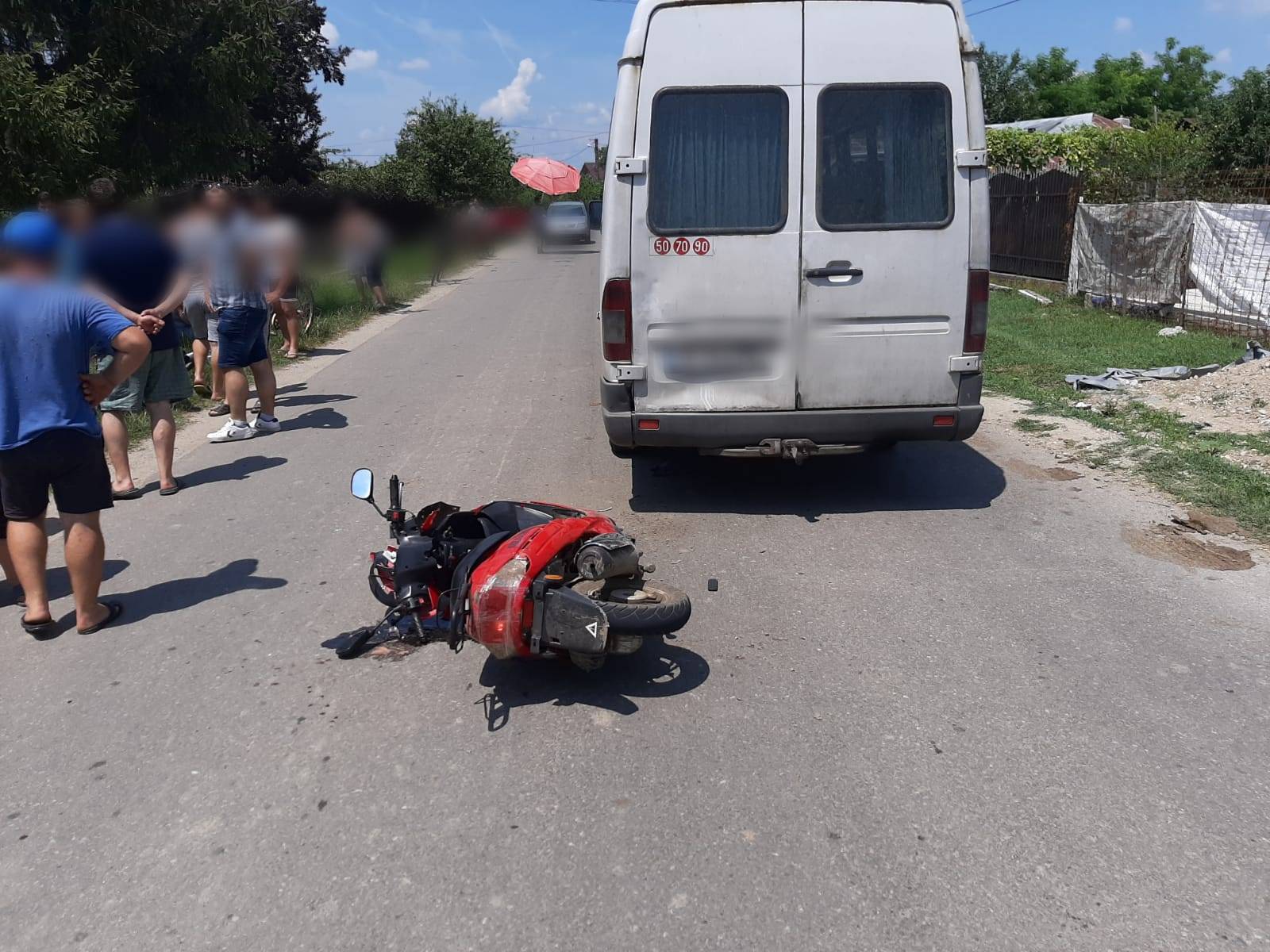 Un scuter cu doi copii pasageri s-a buşit de un microbuz Un scuter cu doi copii pasageri s-a buşit de un microbuz