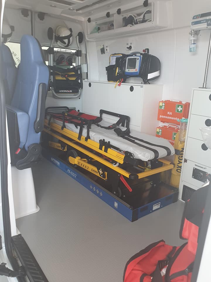 Microbuz cu 15 persoane la bord, implicat într-un accident cu un camion, la Blejoi. Intervenţie de urgenţă Microbuz cu 15 persoane la bord, implicat într-un accident cu un camion, la Blejoi. Intervenţie de urgenţă