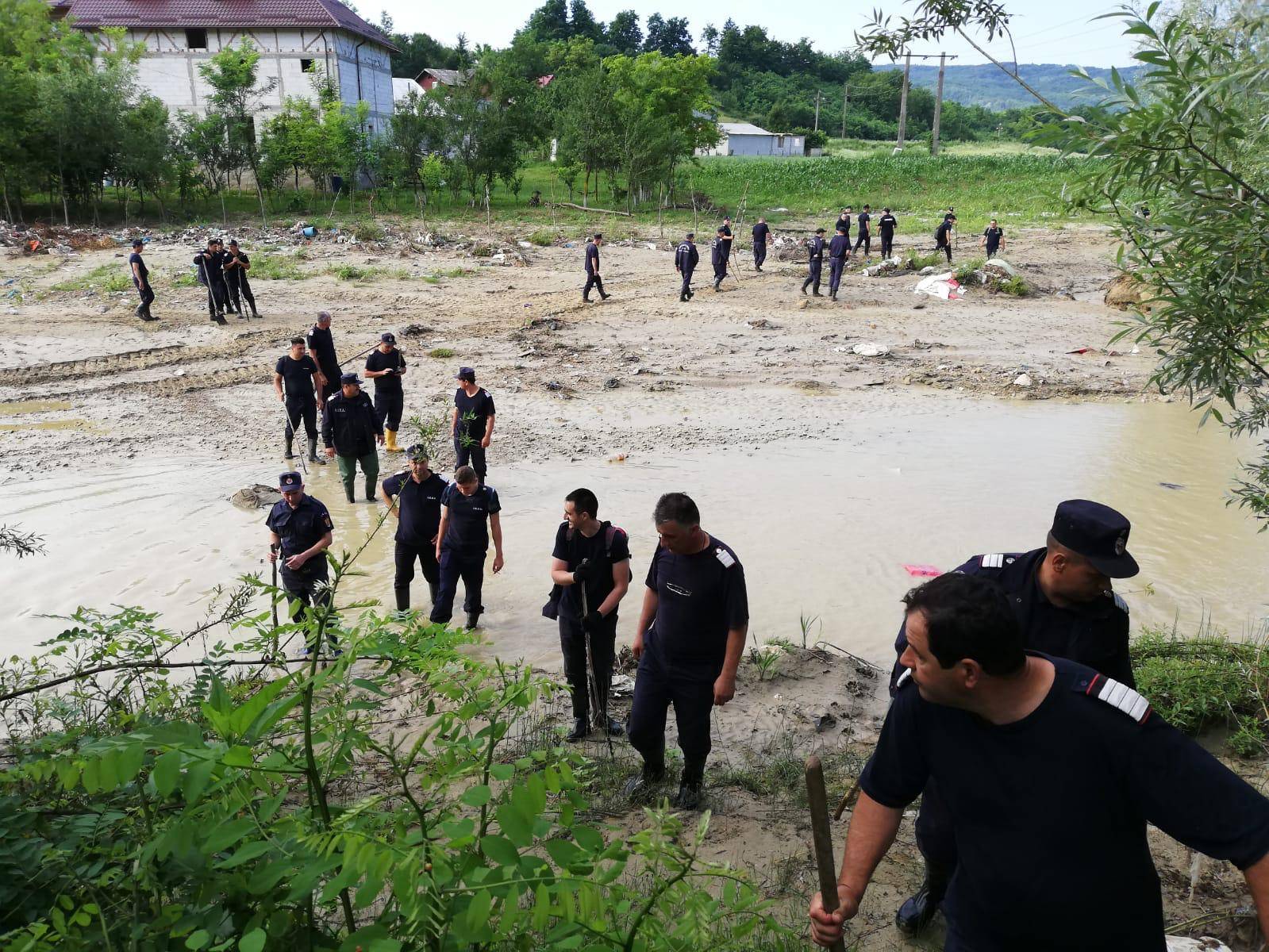 Al patrulea copil luat de ape la Sângeru, de negăsit chiar şi cu o “armată” de căutare Al patrulea copil luat de ape la Sângeru, de negăsit chiar şi cu o “armată” de căutare