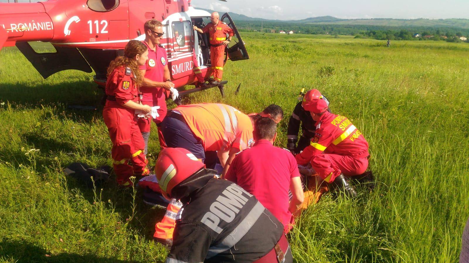 Fata de 18 ani accidentată, preluată de elicopterul SMURD la Podenii Vechi Fata de 18 ani accidentată, preluată de elicopterul SMURD la Podenii Vechi