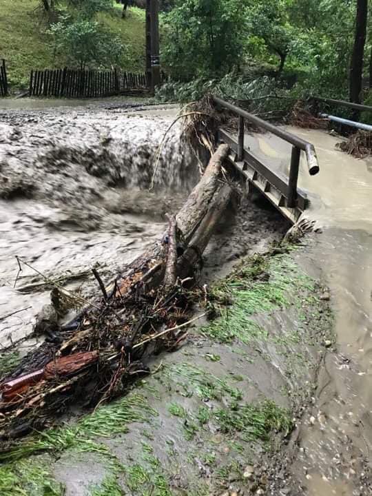 Inundaţiile au rupt satul Valea Borului – Ceraşu de restul lumii Inundaţiile au rupt satul Valea Borului – Ceraşu de restul lumii