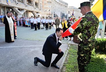 Drapelul Naţional, sărutat şi înălţat pe catarg la Ploieşti!