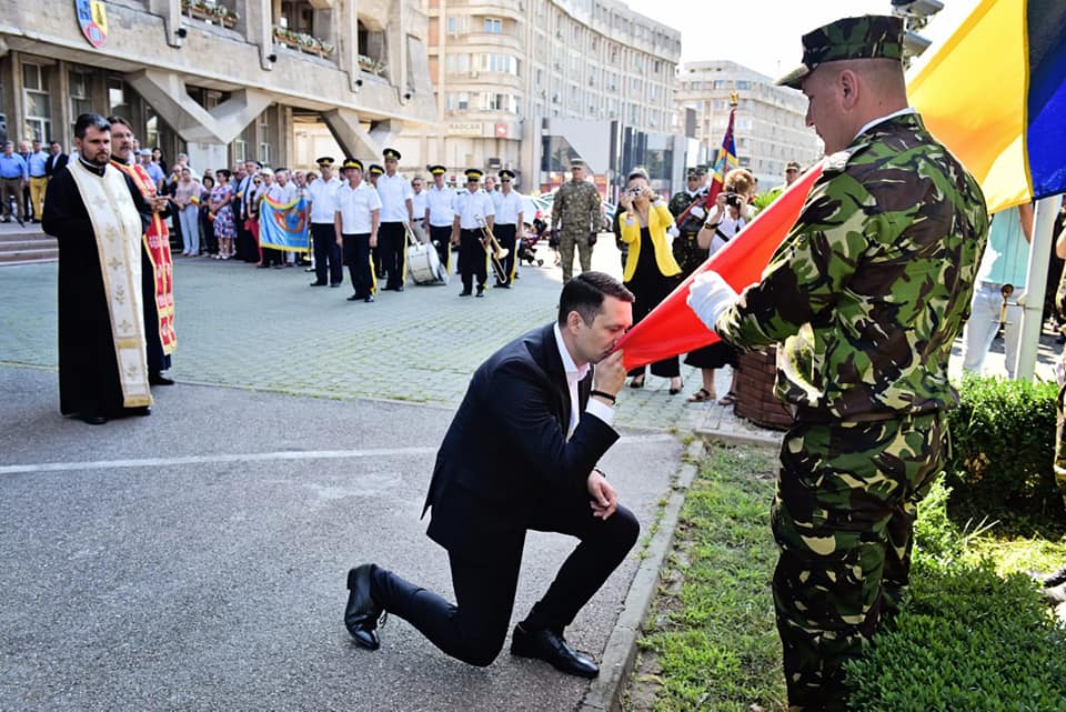 Drapelul Naţional, sărutat şi înălţat pe catarg la Ploieşti! Drapelul Naţional, sărutat şi înălţat pe catarg la Ploieşti!