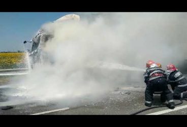 TIR plin cu apă a luat foc pe Centura de Vest