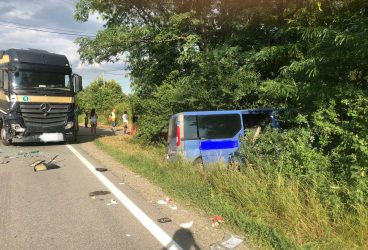 Mircobuz cu pasageri şi TIR, implicate în accident la Parcul Industrial Ploieşti