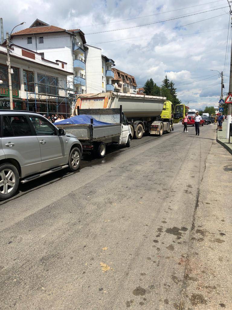 Unui şofer de TIR i s-a făcut rău în trafic, la Văleni. Rezultatul? Unui şofer de TIR i s-a făcut rău în trafic, la Văleni. Rezultatul?