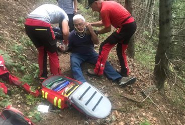Turist de 84 ani, coborât din munte de salvamontişti