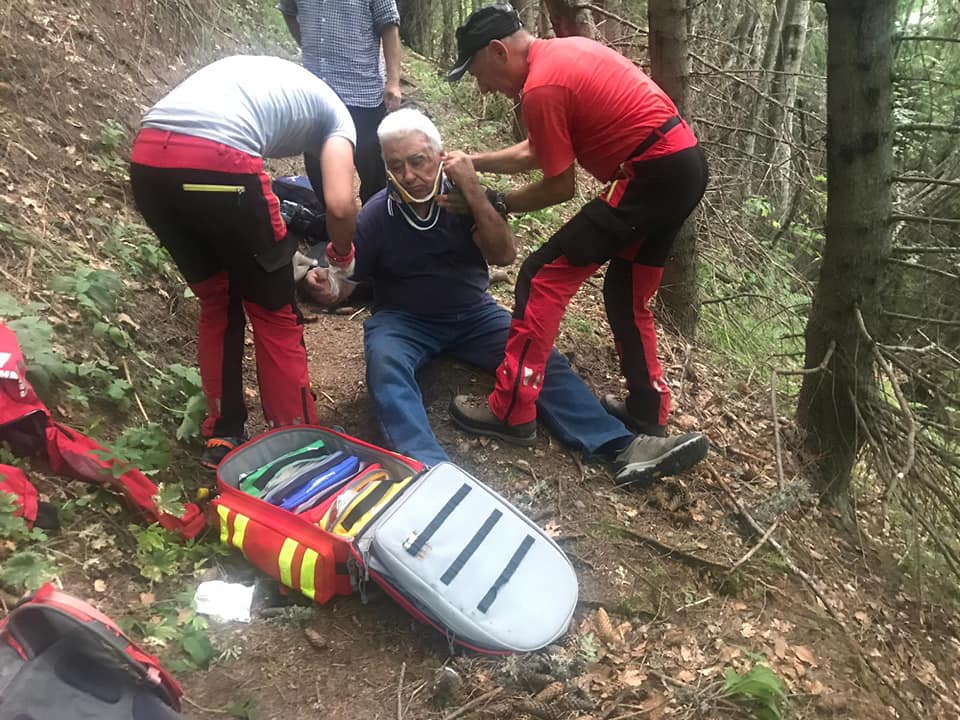 Turist de 84 ani, coborât din munte de salvamontişti