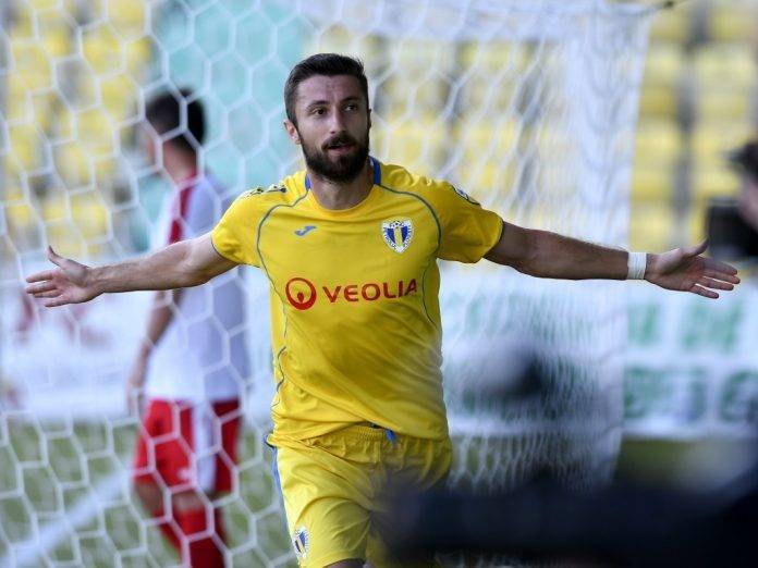 Se mărește “celula” ex-petrolistă de la Metaloglobus. De clubul găzarilor s-a mai despărțit și Jean Prunescu, iar alți doi foști titulari se antrenează cu juniorii! Se mărește “celula” ex-petrolistă de la Metaloglobus. De clubul găzarilor s-a mai despărțit și Jean Prunescu, iar alți doi foști titulari se antrenează cu juniorii!