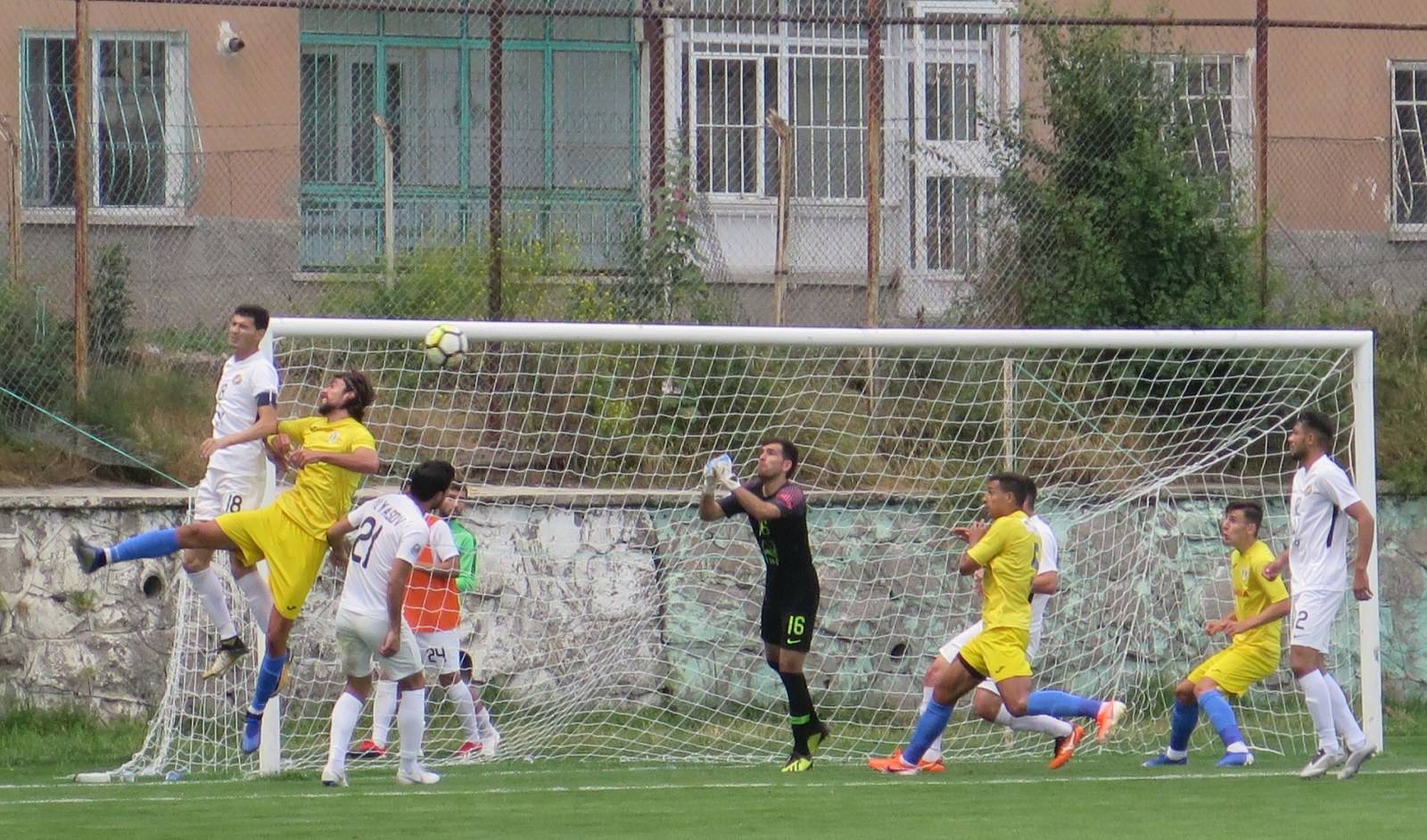 Exceptându-i pe ultimii patru străini aduși la probe, lotul Petrolului valorează acum 4 milioane de euro. Cu ei, cu tot, 4.550.000. Primul succes din Turcia dă speranțe Exceptându-i pe ultimii patru străini aduși la probe, lotul Petrolului valorează acum 4 milioane de euro. Cu ei, cu tot, 4.550.000. Primul succes din Turcia dă speranțe