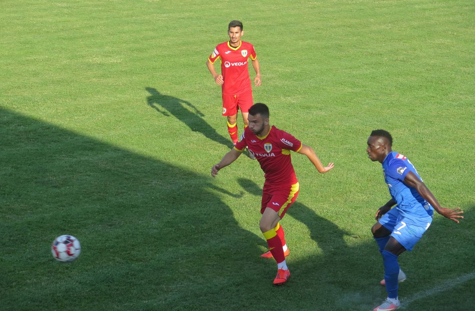 Nici în acest “mercato”, internaționalul de juniori Andrei Rus nu a fost apreciat drept “bun de Petrolul”. A fost împrumutat mai aproape de casă! Nici în acest “mercato”, internaționalul de juniori Andrei Rus nu a fost apreciat drept “bun de Petrolul”. A fost împrumutat mai aproape de casă!