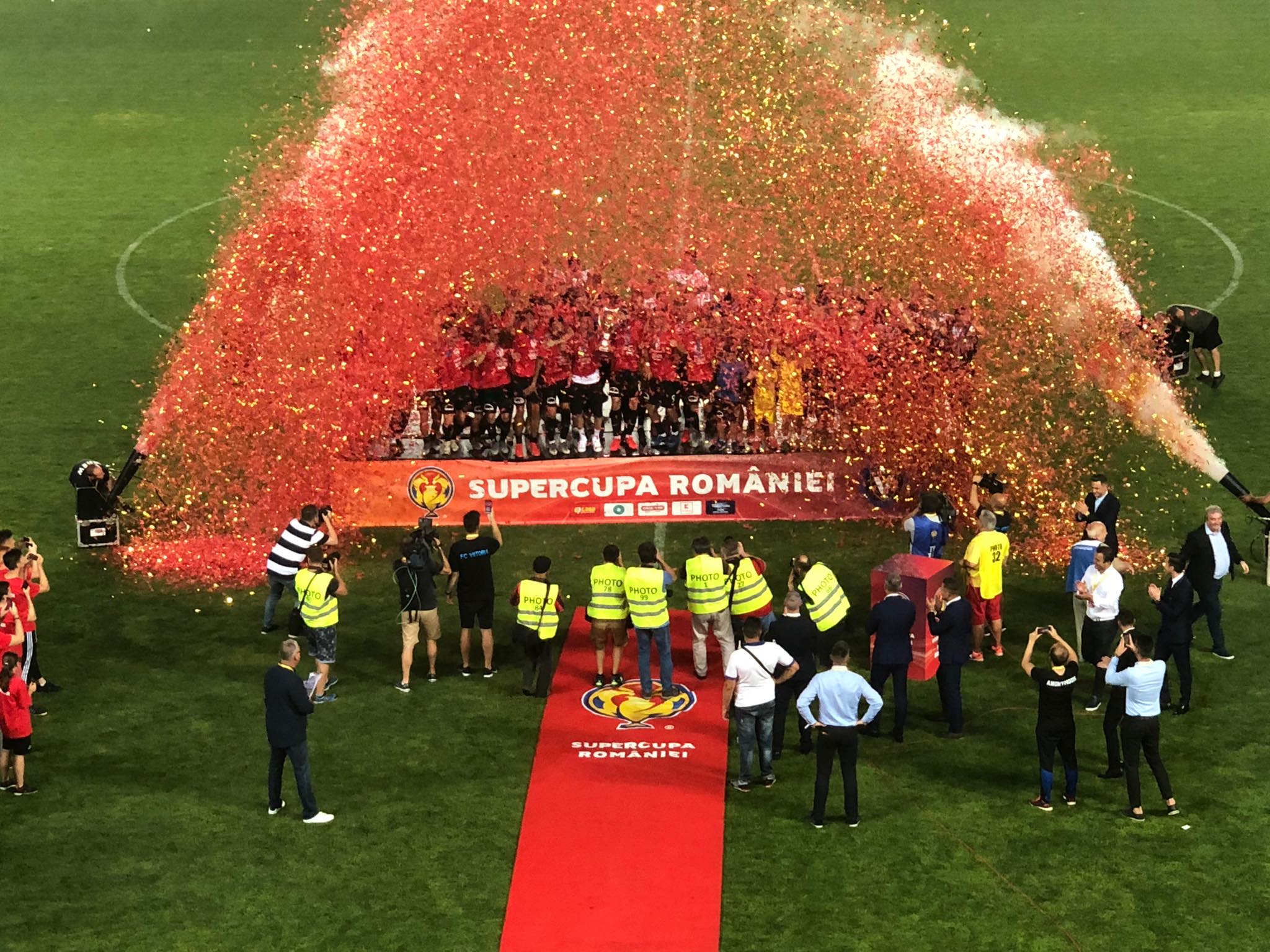 Viitorului îi priește de minune pe “Ilie Oană”. După prima Cupă a României, din istorie, a câștigat și cea dintâi Supercupă, în dauna campioanei CFR! Viitorului îi priește de minune pe “Ilie Oană”. După prima Cupă a României, din istorie, a câștigat și cea dintâi Supercupă, în dauna campioanei CFR!