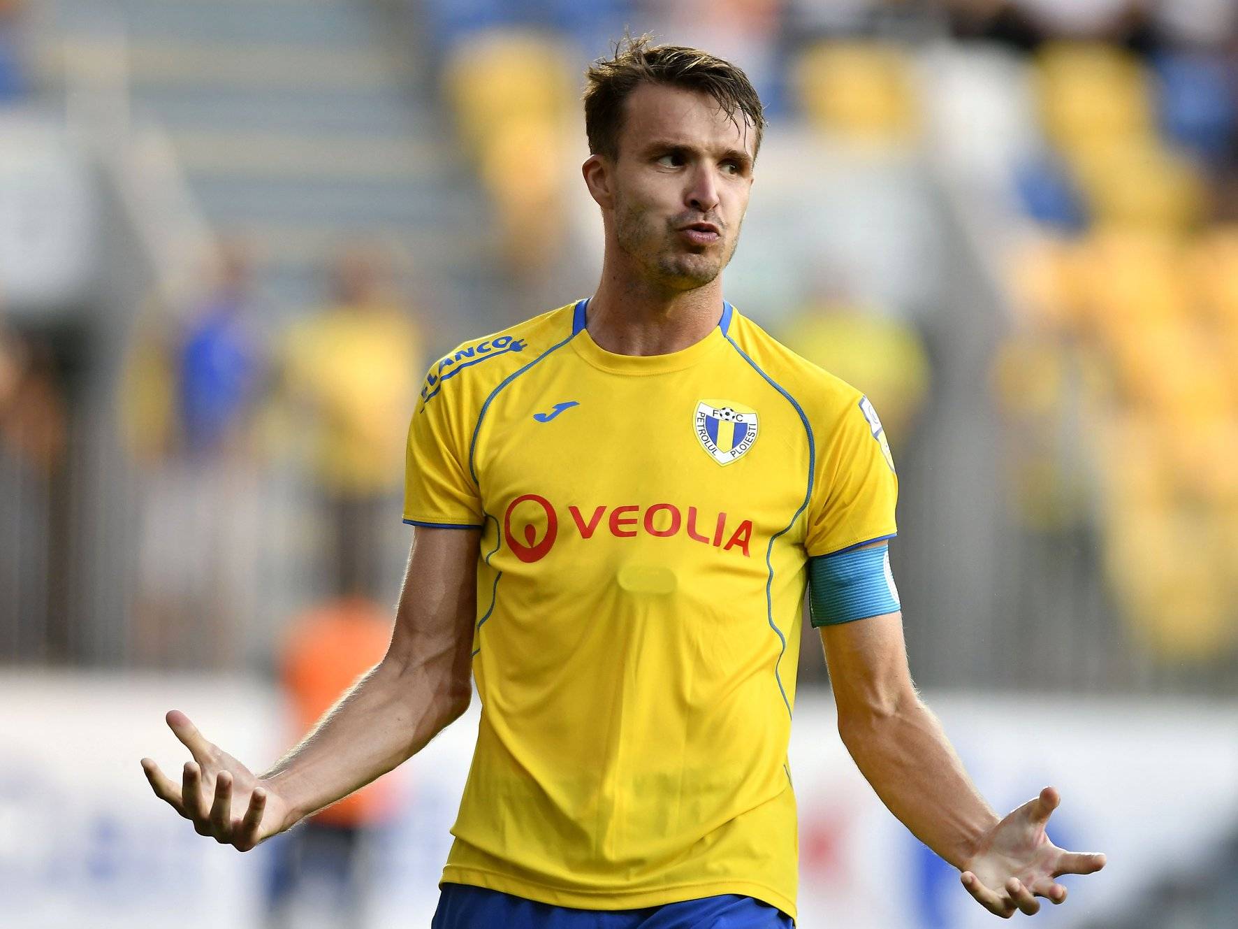 Un fost căpitan al Petrolului, din sezonul trecut, semnează, astăzi, cu SCM Gloria Buzău. Un altul a și făcut-o, deja, cu o nou-promovată în L3 Un fost căpitan al Petrolului, din sezonul trecut, semnează, astăzi, cu SCM Gloria Buzău. Un altul a și făcut-o, deja, cu o nou-promovată în L3