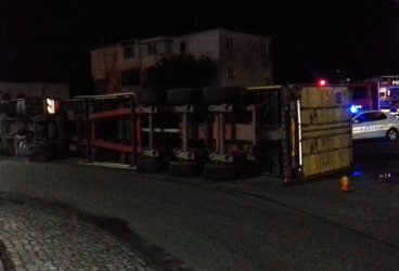 TIR răsturnat în giratoriul de la Albeşti-Paleologu