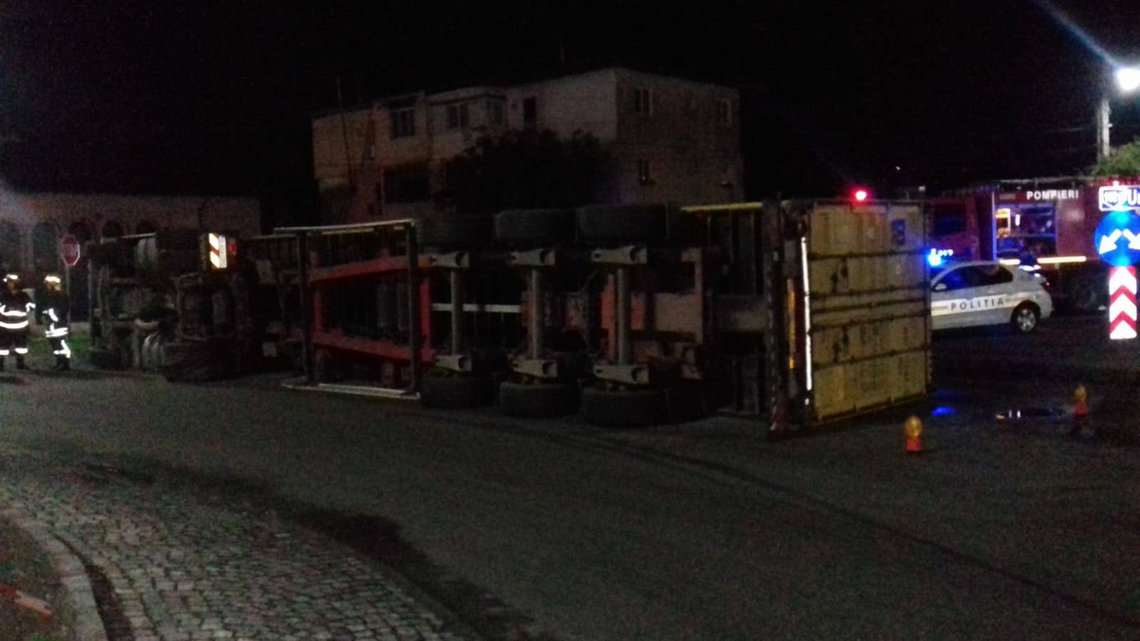 TIR răsturnat în giratoriul de la Albeşti-Paleologu TIR răsturnat în giratoriul de la Albeşti-Paleologu