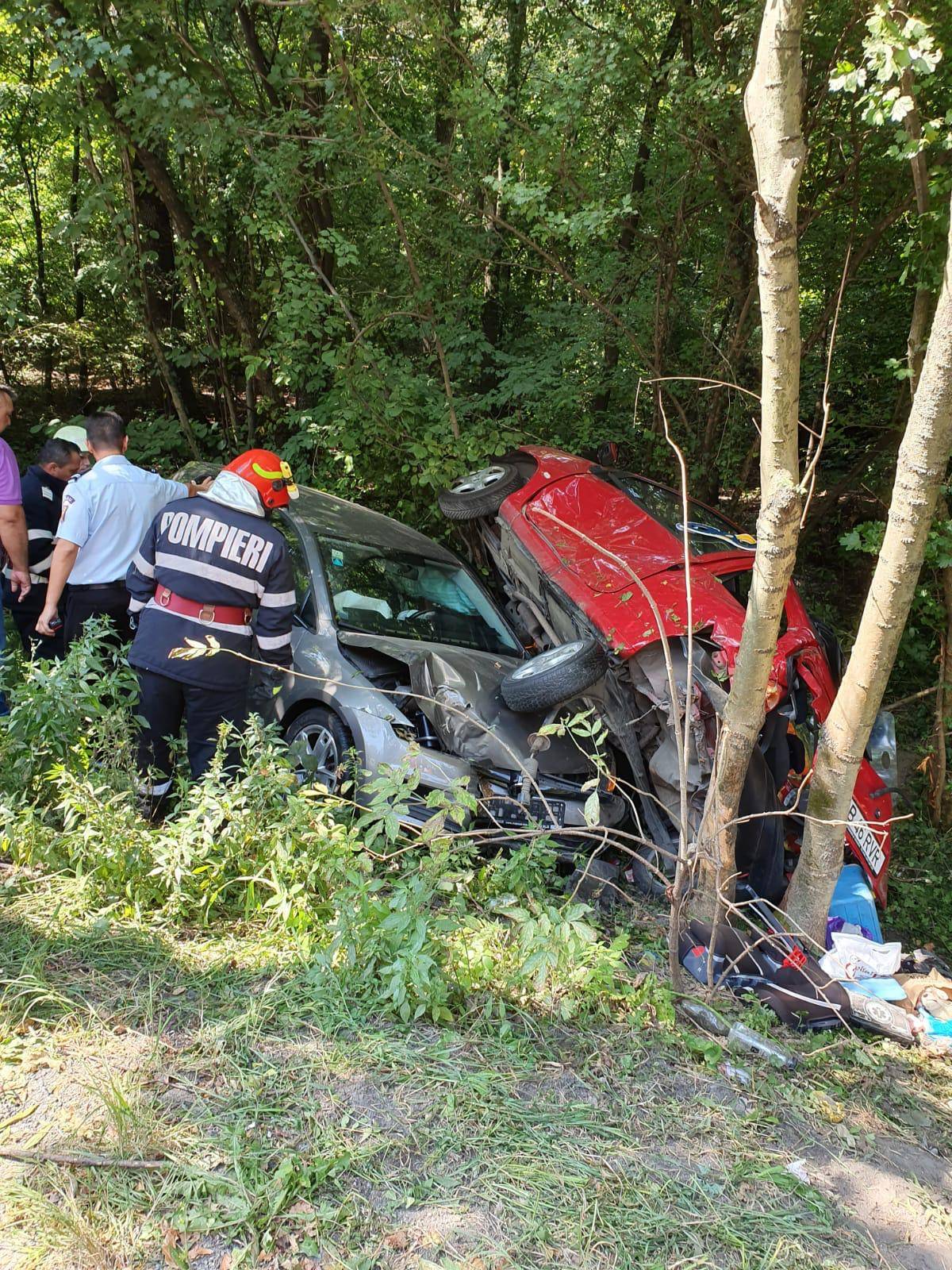 Accident la Pucheni cu maşini mototolite printre copaci Accident la Pucheni cu maşini mototolite printre copaci