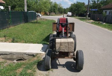 O ciudăţenie improvizată la un tractoraş a băgat două persoane în spital
