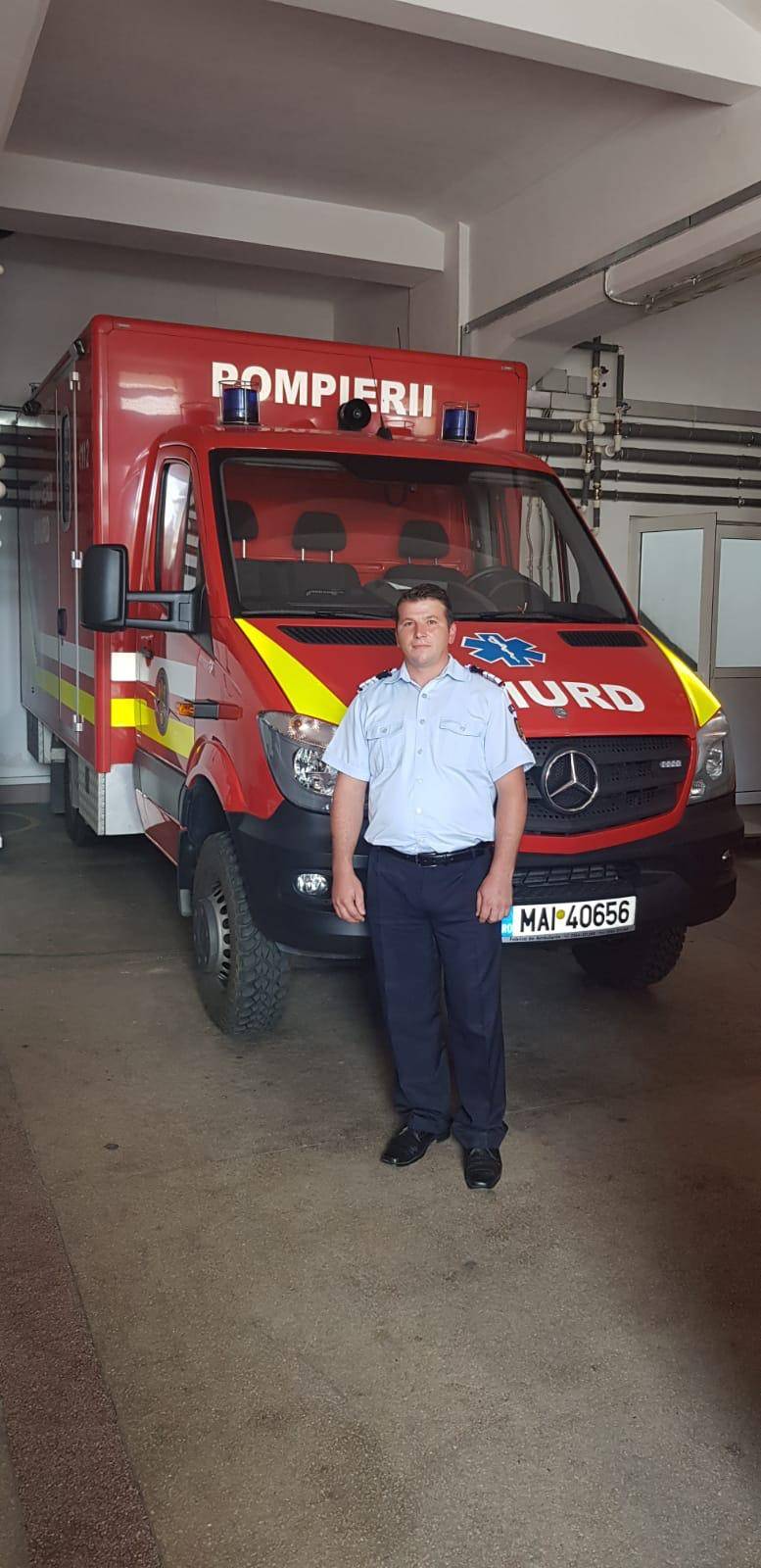 Daniel Crîşmaru, pompierul erou care l-a salvat din viitură pe micuţul Săndel