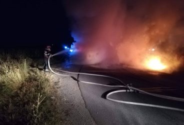 Autoutilitară în flăcări pe şosea