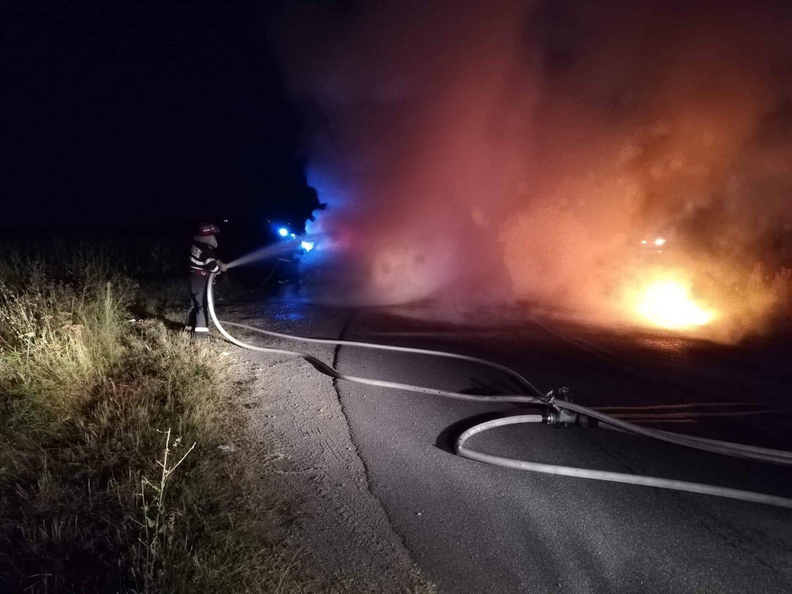 Autoutilitară în flăcări pe şosea Autoutilitară în flăcări pe şosea