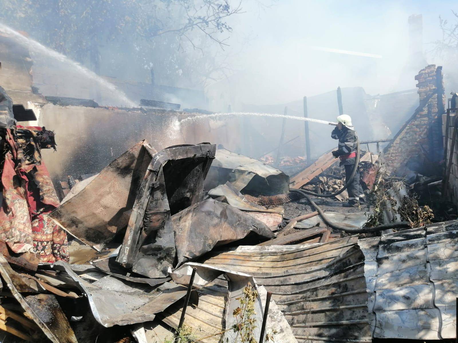 Imagini de la incendiul de pe strada Victor Babeş – Ploieşti Imagini de la incendiul de pe strada Victor Babeş – Ploieşti