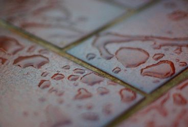 Cum să ții apa departe de fundații și subsoluri