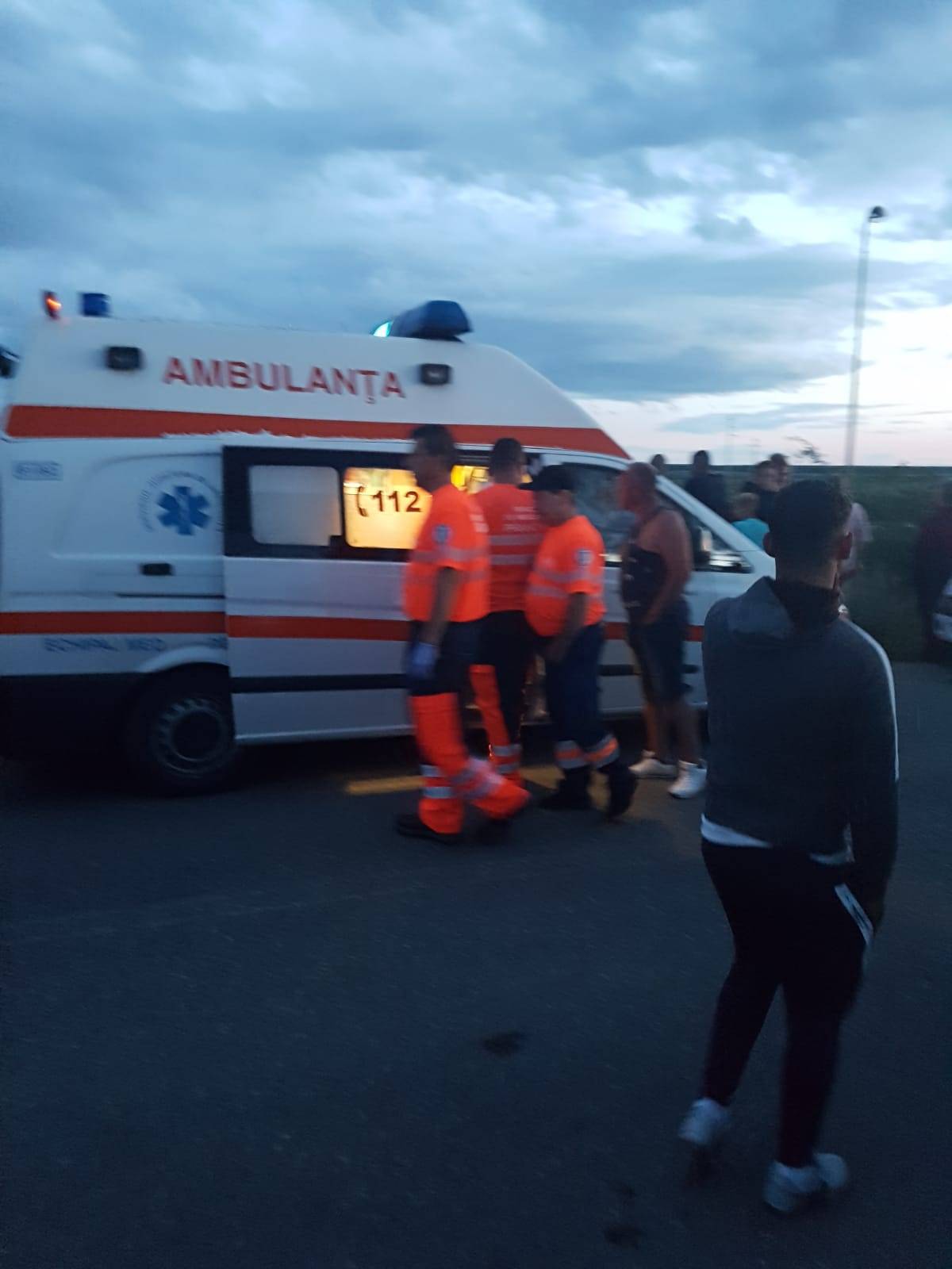 Copilul luat de viitură este bine! Frăţiorul e căutat de 300 de pompieri Copilul luat de viitură este bine! Frăţiorul e căutat de 300 de pompieri