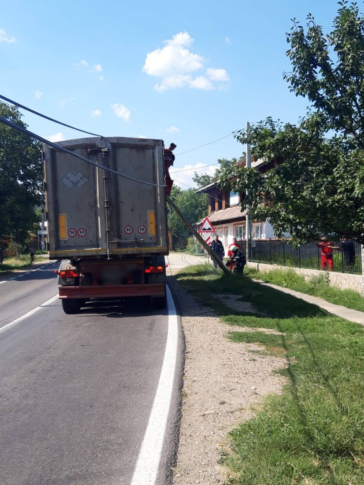 Stâlp prăbuşit peste un Tir, pe DN1A Stâlp prăbuşit peste un Tir, pe DN1A