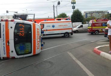 Ambulanţă cu pacientă la bord a fost răsturnată