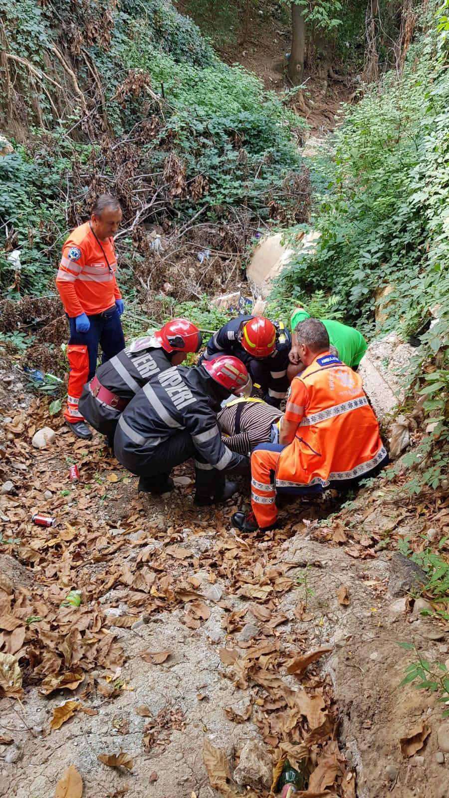 Prăbuşit 15 metri în gol, într-un canal de irigaţii dezafectat, la Valea Călugărească Prăbuşit 15 metri în gol, într-un canal de irigaţii dezafectat, la Valea Călugărească