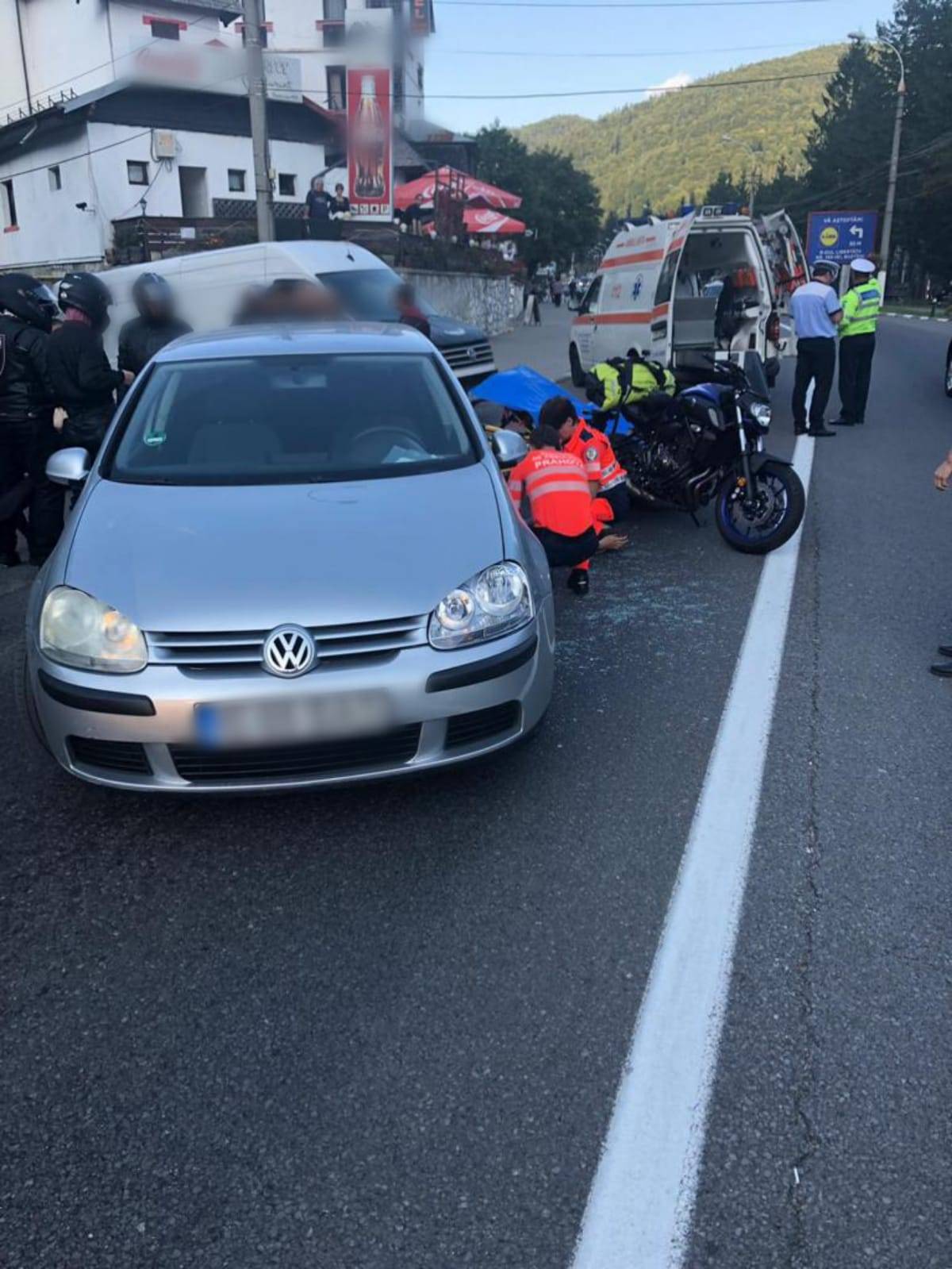 Tânără motociclistă, lovită cu maşina la Buşteni Tânără motociclistă, lovită cu maşina la Buşteni