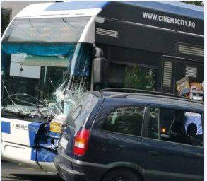 Accident în Ploieşti, cu troleibuz şi autoturism implicate