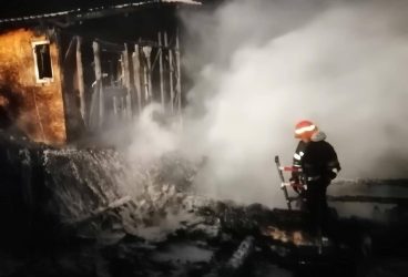 Două locuinţe din Blejoi s-au făcut scrum, azi noapte (imagini)